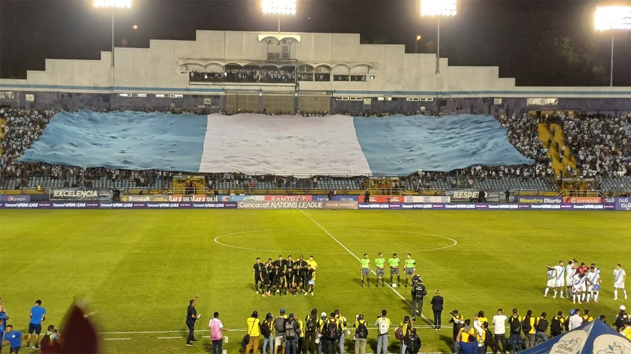 Himno Nacional de Guatemala en el estadio Doroteo Guamuch Flores