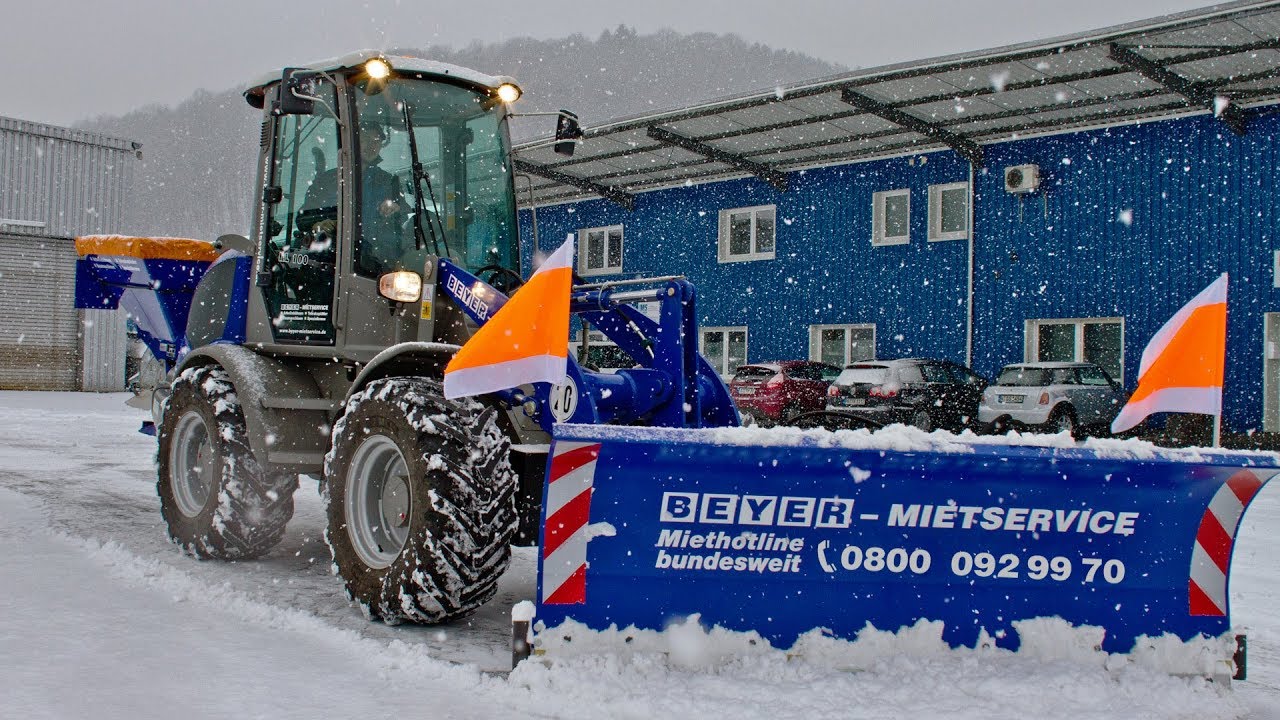 Atlas Radlader mieten und Schnee schieben