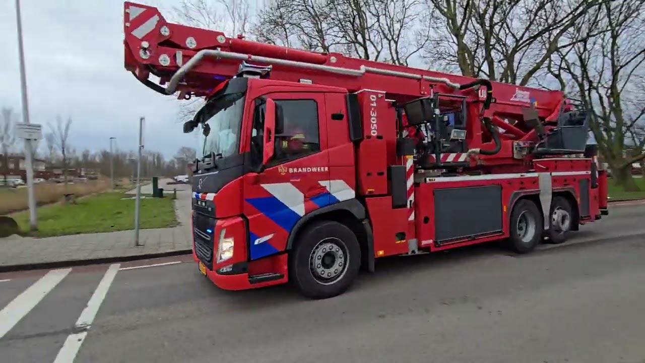 {Lifeliner 4 inzet} Prio 1 brandweer en spoedretour bij afhijsing in Delfzijl!