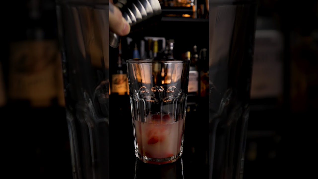 Как приготовить коктейль Клубничный Дайкири? Strawberrie Daiquiri Cocktails #shorts