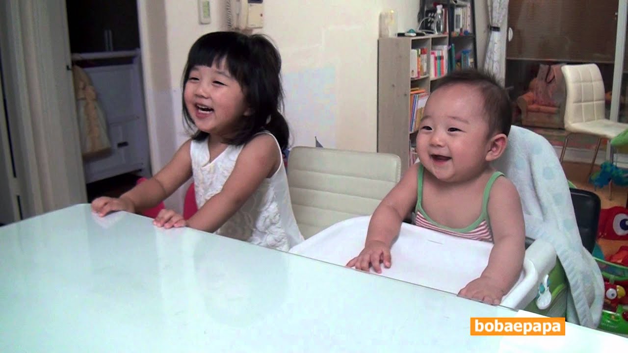 Yerin, Yeseo Laughing at Mom (ENG CC) - 엄마 보고 웃는 예린, 예서
