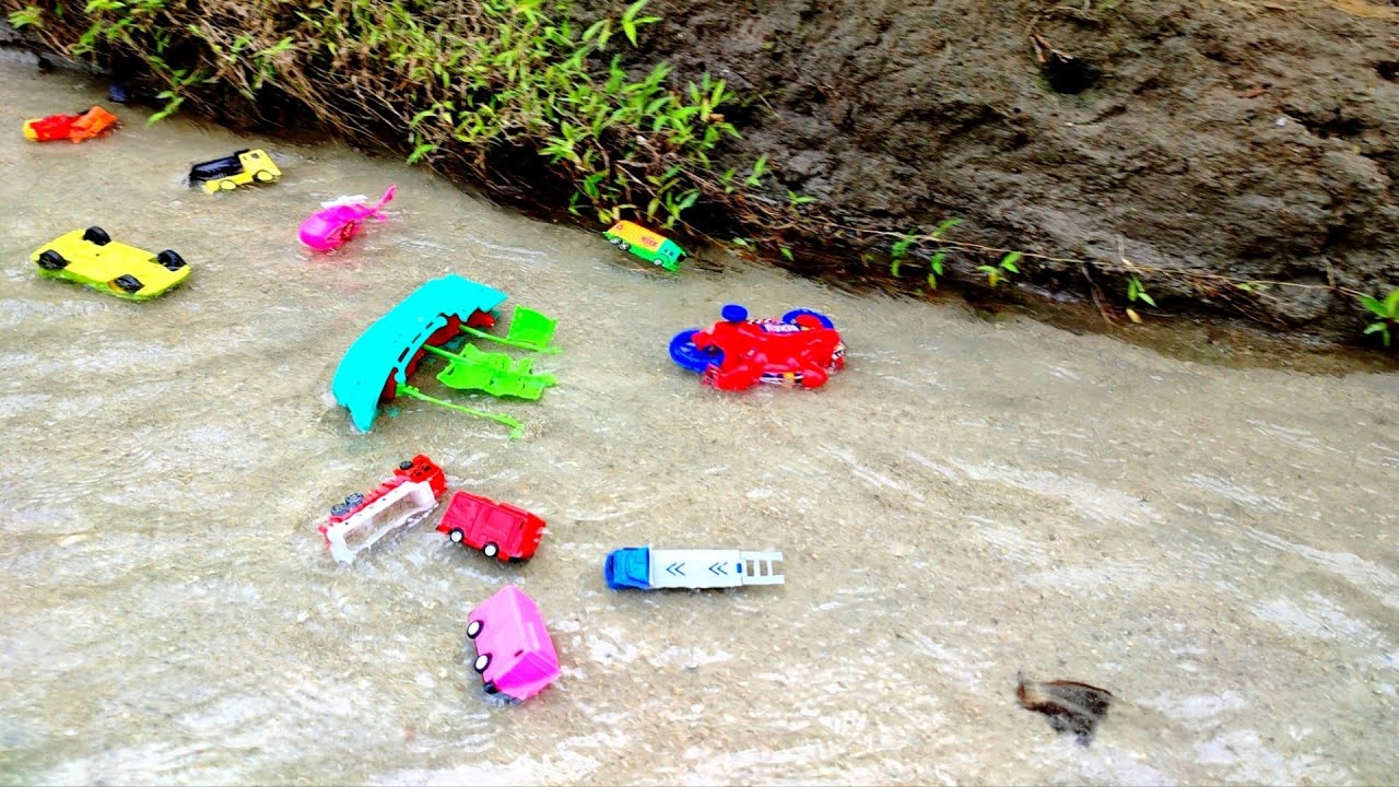Mencari mobil mainan hanyut di sungai, bus tayo, mobil balap, excavator, dump truck, motor balap