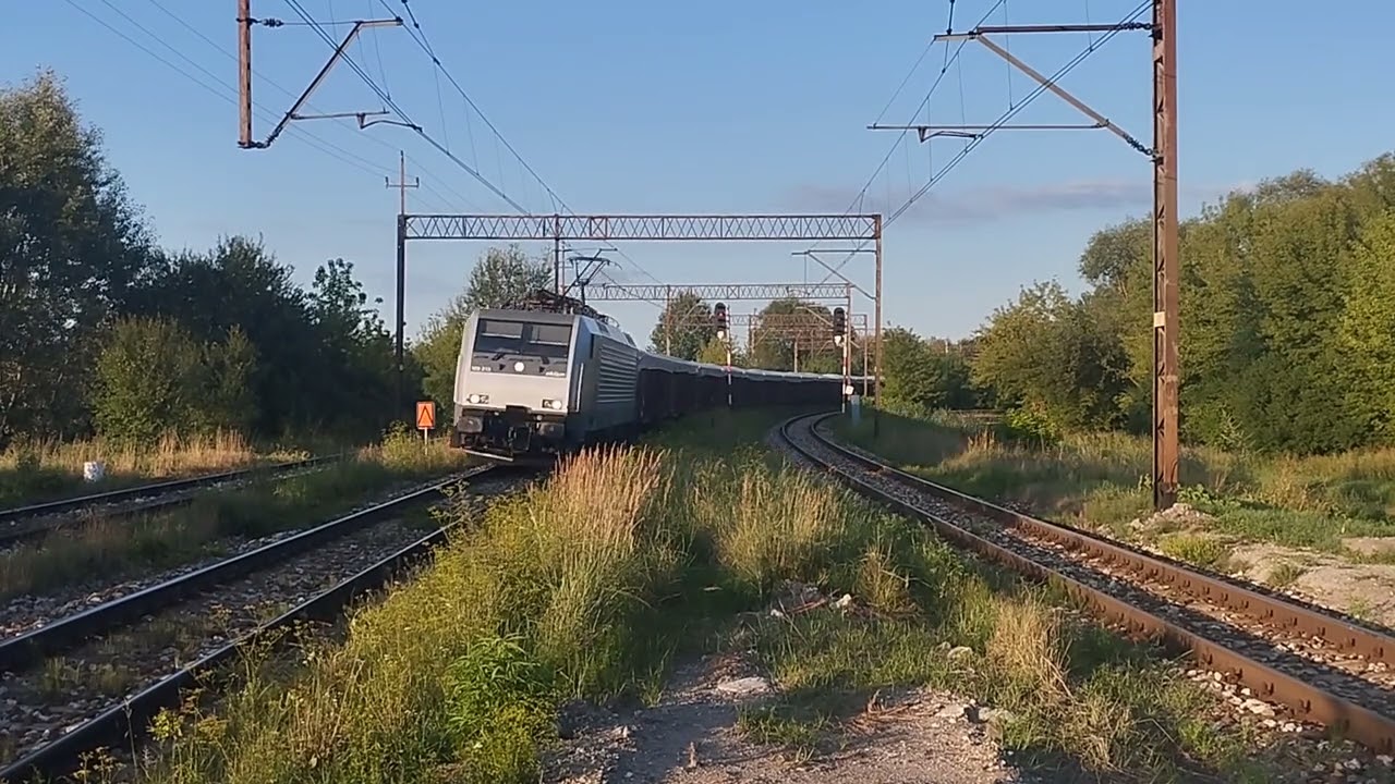 189 213 (akiem) Ost-West z składem ładowanych węglarek mija przystanek osobowy Chełm miasto
