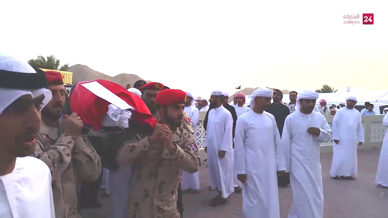 وصول جثمان الشهيد أحمد راشد المزروعي إلى مسجد كعب بن زيد بوادي الحلو حيث أقيمت صلاة الجنازة عليه