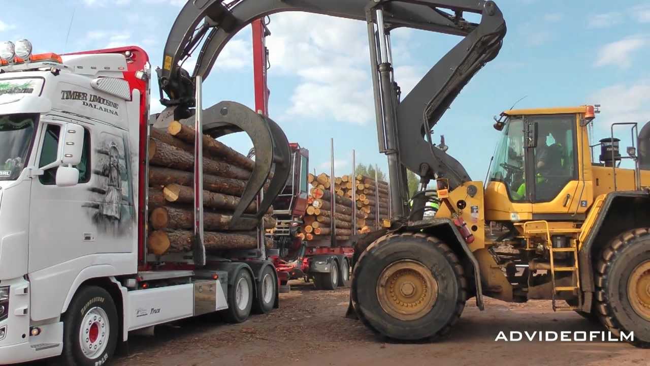 Unloading timber truck with high-lift.