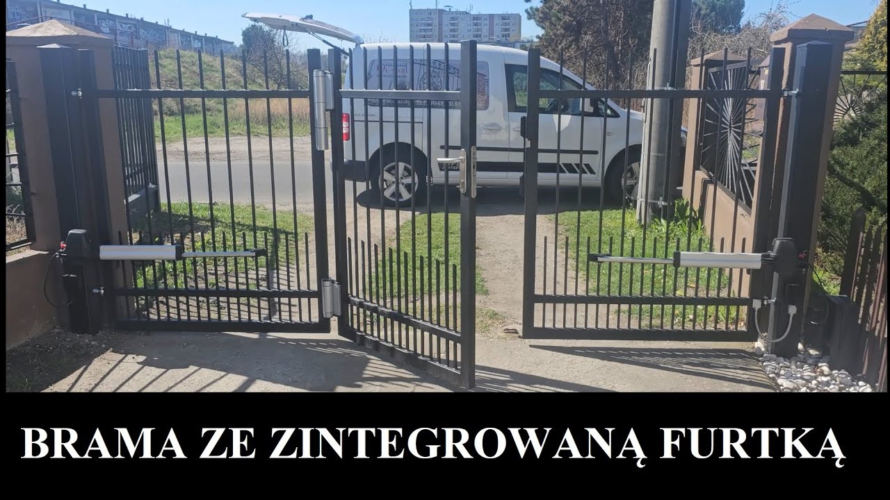 Brama dwuskrzydłowa ze zintegrowaną furtką