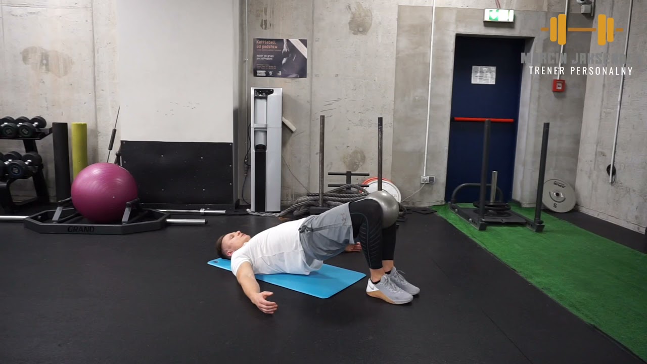 Glute Bridge + Adductor Ball Squeeze Isometric - Mostek biodrowy z piłką sciskaną kolanami w izo