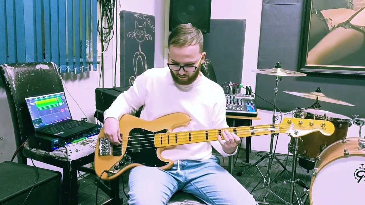 Sabrina Carpenter - Please Please Please (Bass Cover)