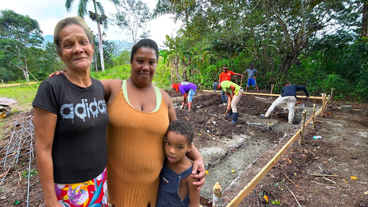 LLEVANDO LOS MATERIALES PARA CONSTRUIR LA CASA DE MARITZA Y SUS HIJOS 