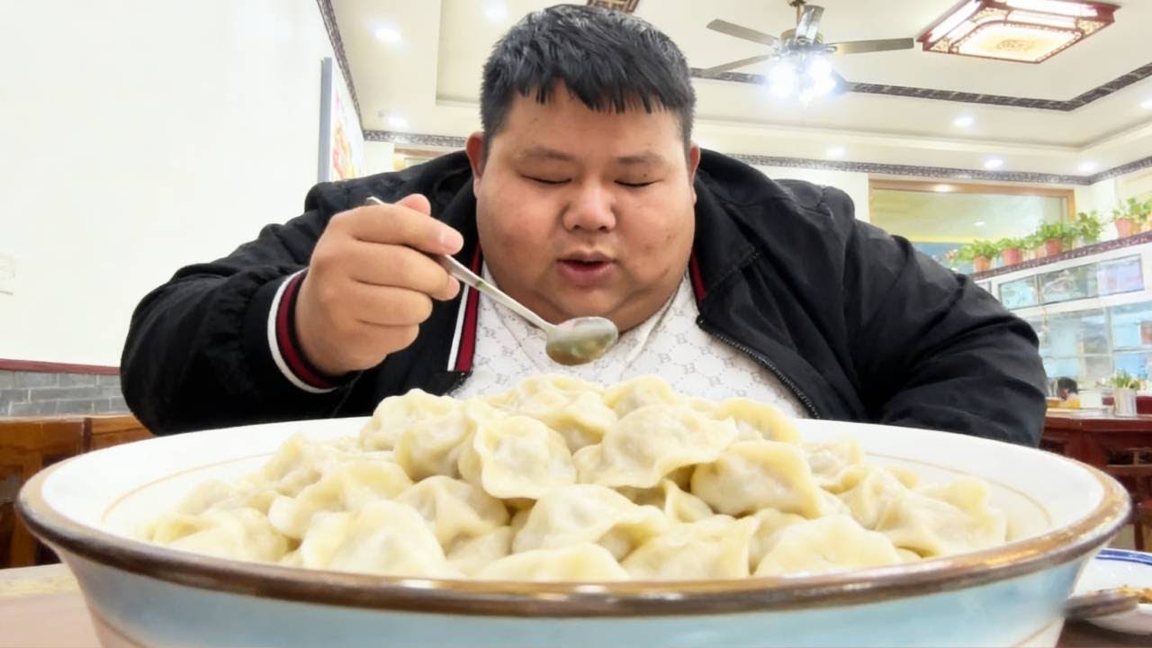 400斤的良子饿了，良子好久没有饺子了，猜猜良子能吃多少个饺子？ #良子大胃袋 #良子 #吃播 #大胃王 #美食