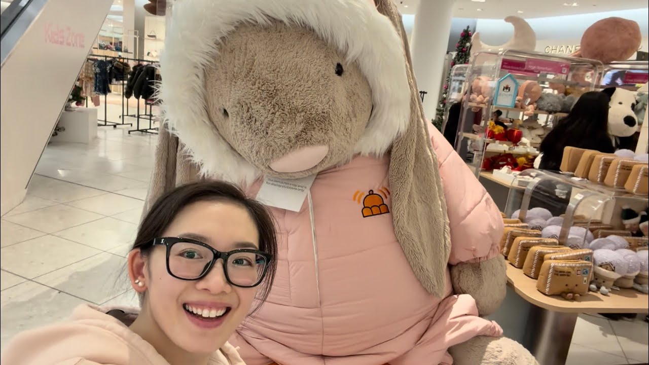 HUGE Jellycat bunny, Downtown Vancouver Day, Santa’s enchanted elevator & Xmas Eve! - VlogsWithLinda