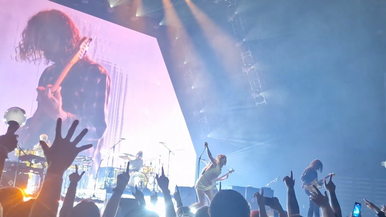 @paramore - Caught In The Middle - Live - Arena Birmingham - 22/04/23