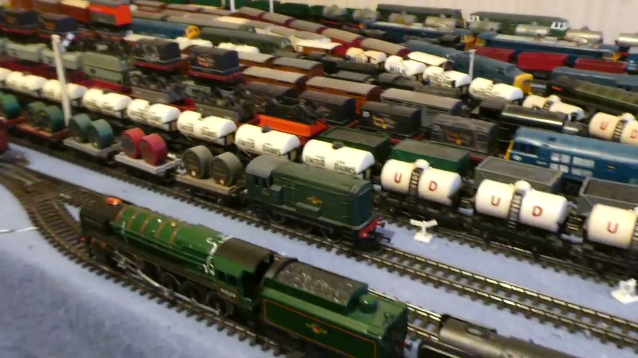 TRIANG OR LIMA OR AIRFIX OR BACHMANN OR MAINLINE MODEL RAILWAY ROLLING STOCK RUN TWO 050226
