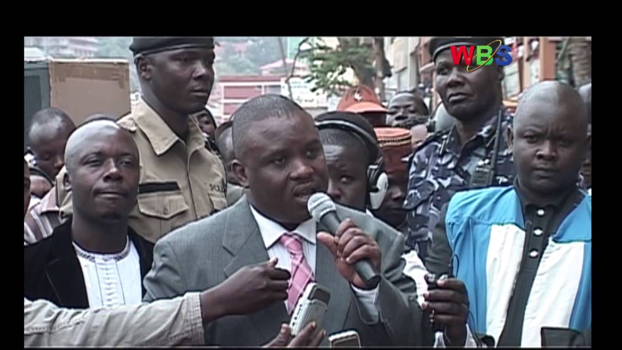 Kampala awuumye nga Katikiro Charles  Peter Mayega akunganya  ettofali.