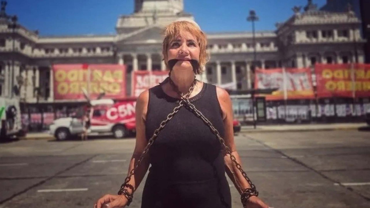 EL SHOW DE NANCY PAZOS: Amordazada y encadenada frente al Congreso contra la nueva ley laboral