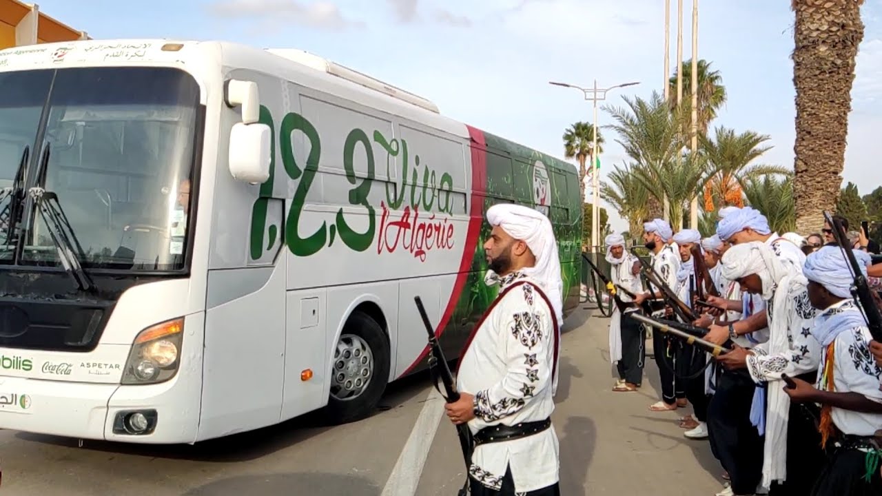 سمع الضربة كي تتڨلب. استقبال الفريق الوطني فرقة لبيض سيد الشيخ تيريڨو وهران 😍♥️