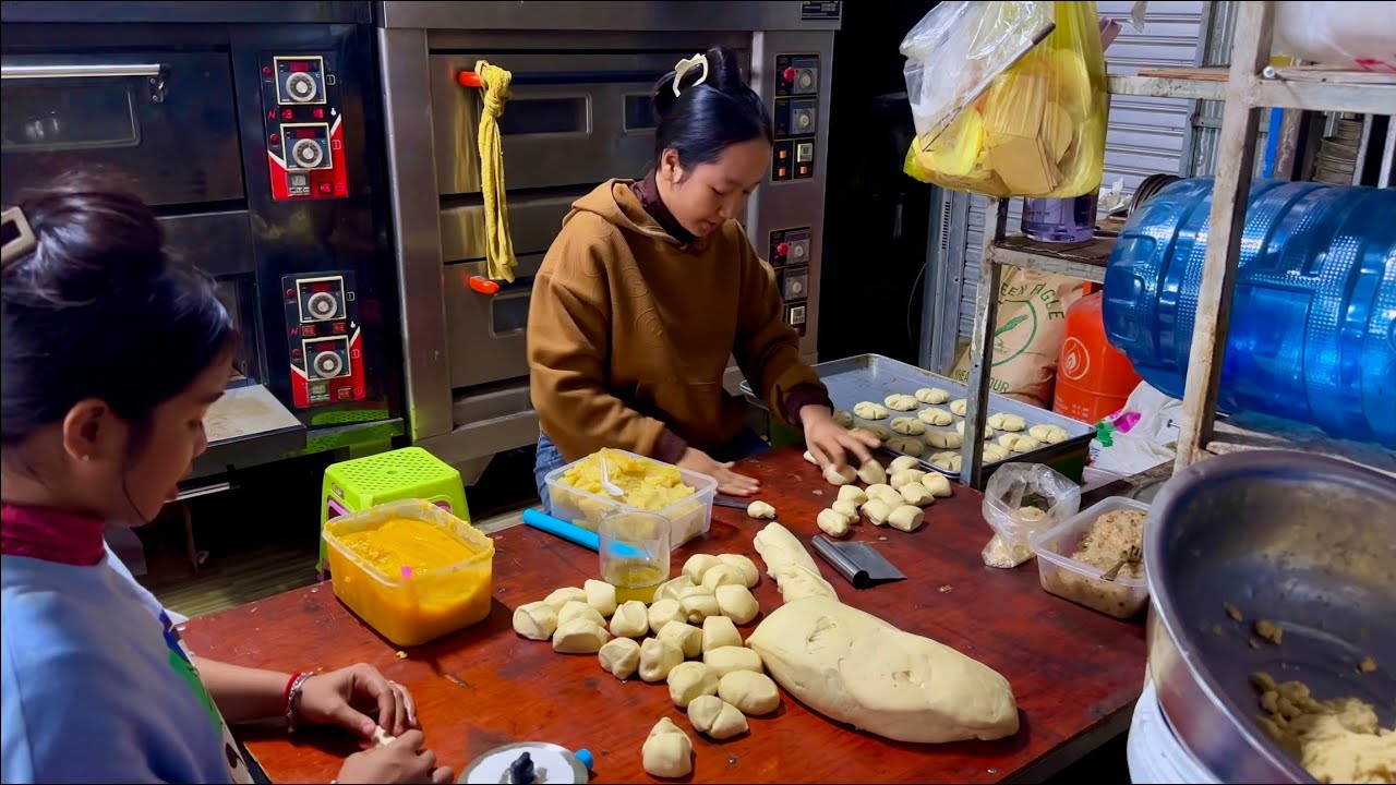 OMG!! Delicious $0.12 Sweet Bean paste Pastry in Cambodia! | How to make Sweet Mung Bean Bread