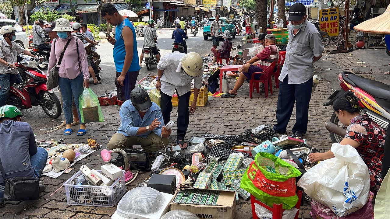 Chợ ve chai hôm nay có gì, xem mà hoa cả mắt