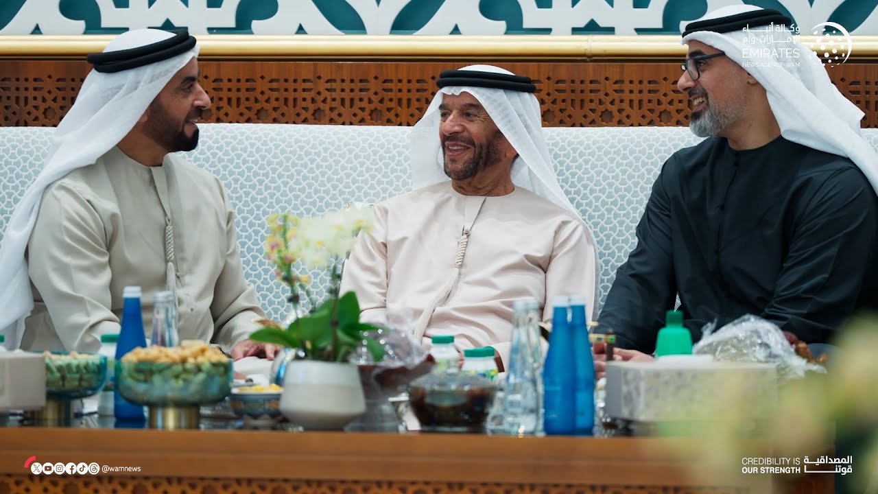 خالد بن محمد بن زايد يزور سرور بن محمد ويتبادلان التهاني بمناسبة شهر رمضان