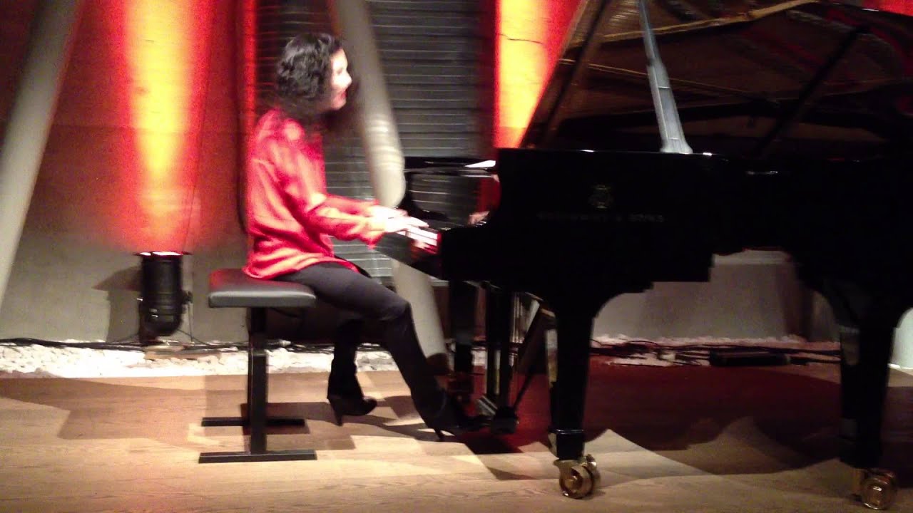 Katia & Marielle Lab&egrave;que Playing 