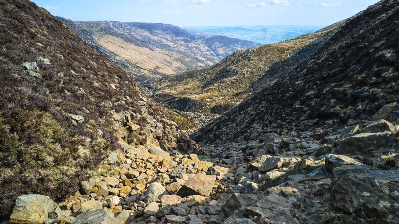Climbing Grindslow Knoll from Edale Village – A Scenic Adventure