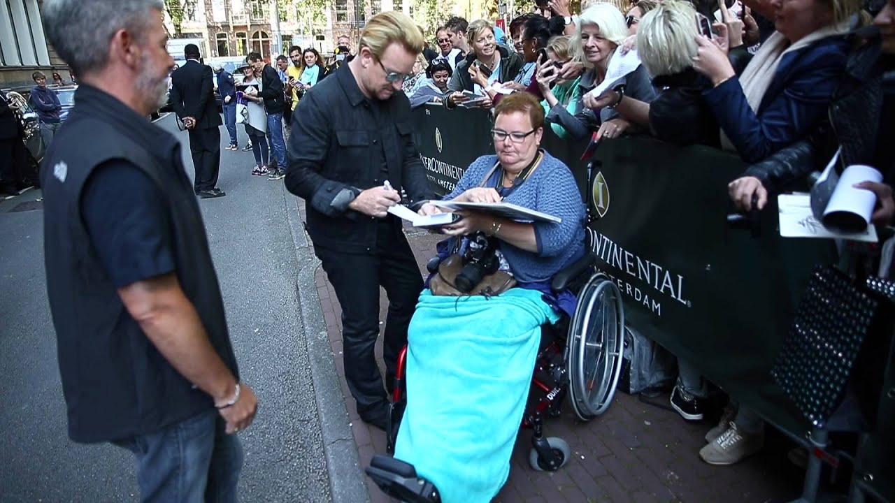 U2 signeert bij het Amstelhotel in Amsterdam