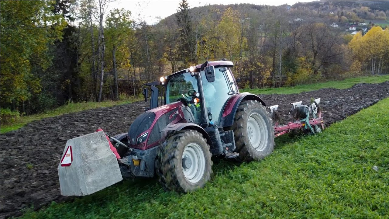 valtra n174 ploughing