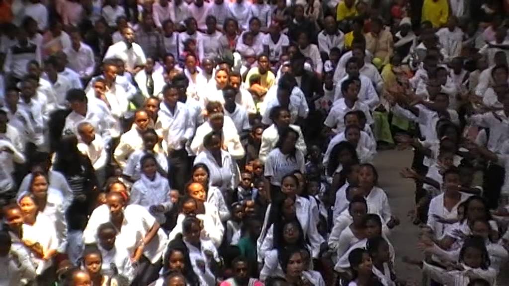 Danse à Akamasoa - Les responsables dansent !
