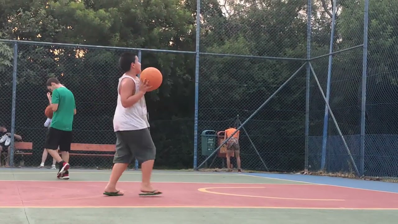 Jogando basquete 