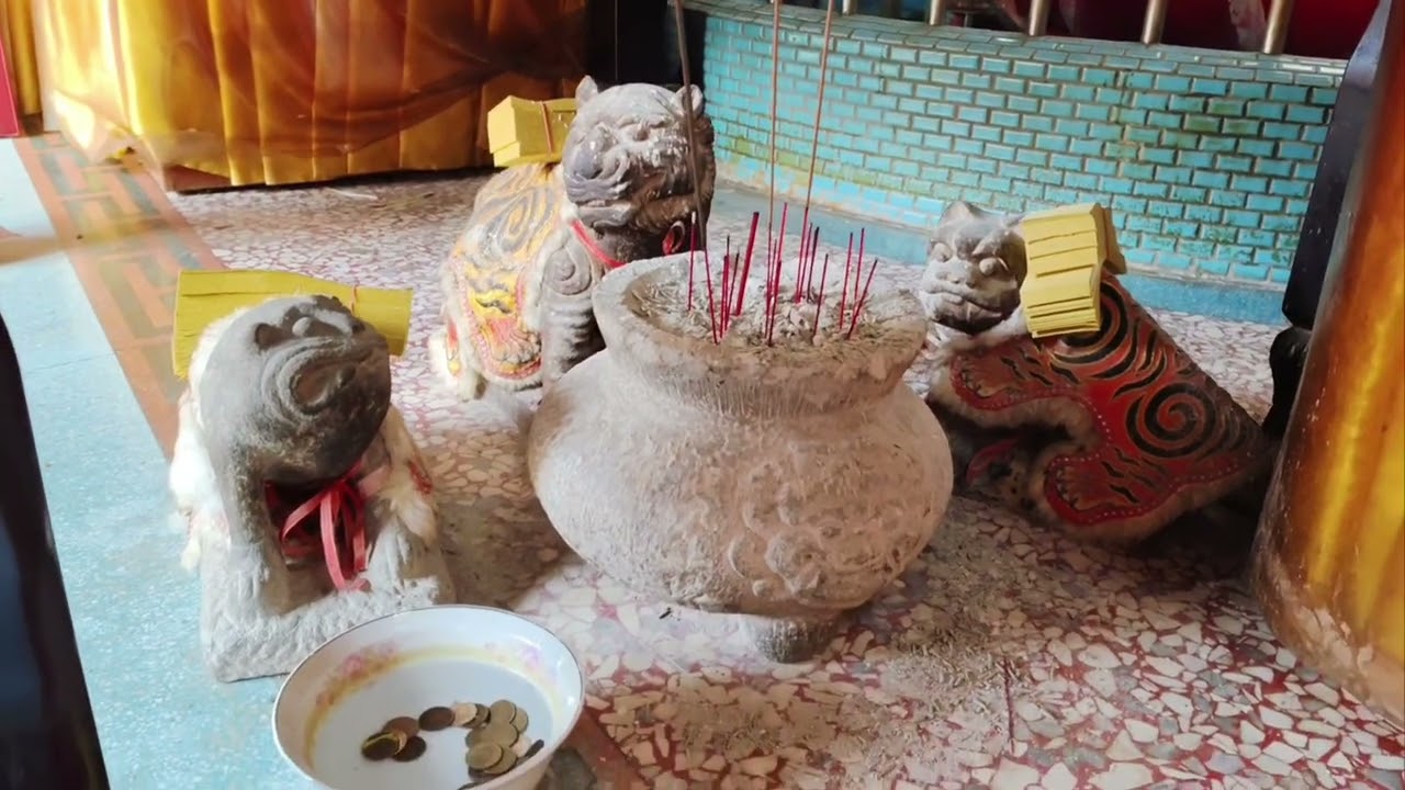 位在嘉義市東區，玉皇宮又稱天公廟，與隔壁城隍夫人祠及南獄殿合稱三間廟。其建築融合了北方宮殿式與江南風格，擁有精緻的木雕藝術，香火鼎盛為當地重要的信仰中心。 #嘉義 #嘉義市 #玉皇宮  #天公廟