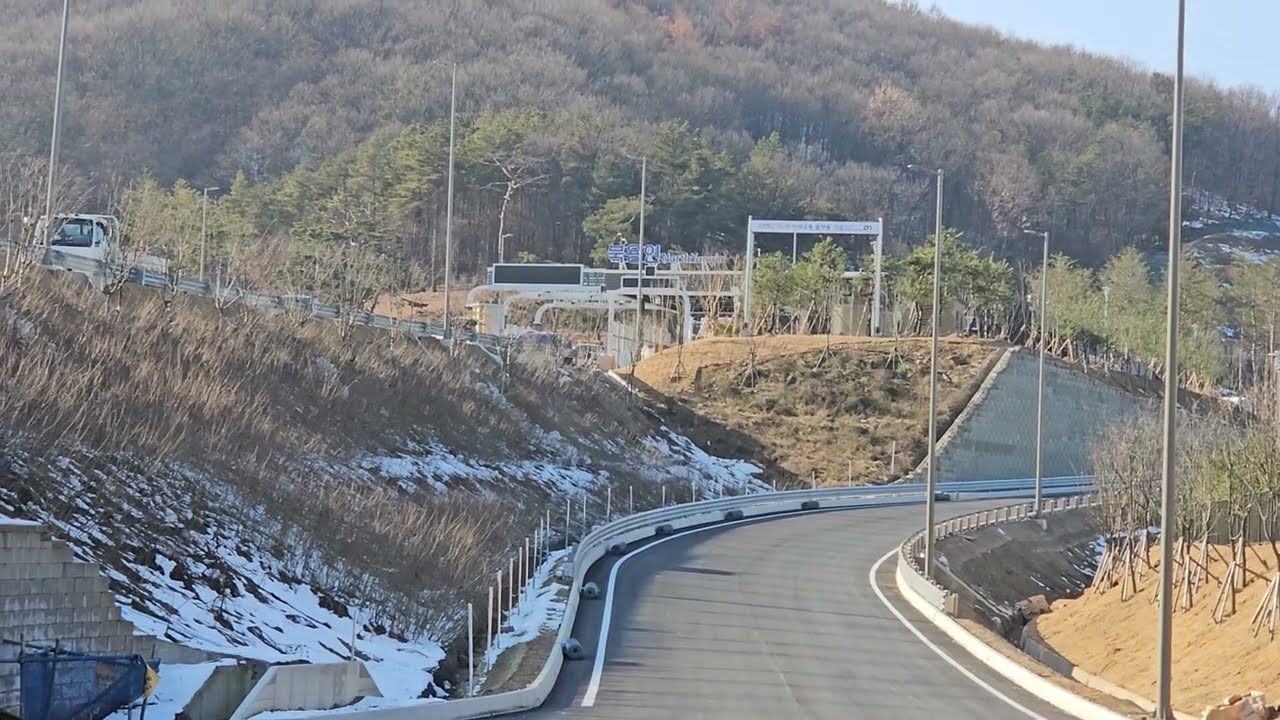 미리가보는 서울세종고속도로 - 요금소 명칭을 단 북용인요금소의 모습