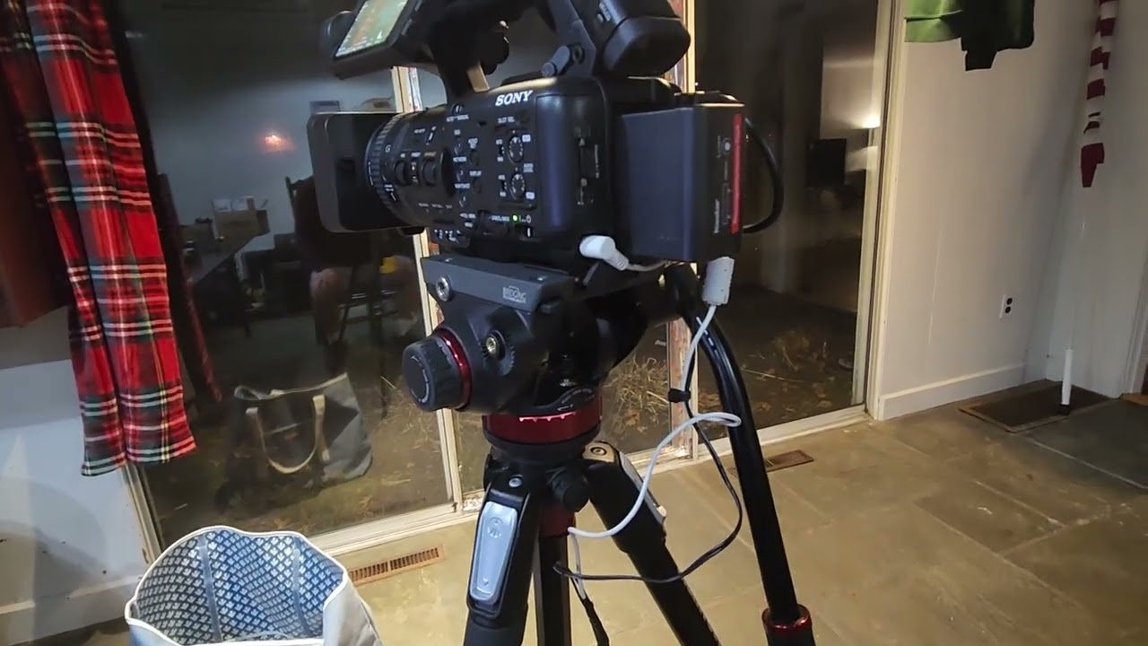 Sony HXR-NX800 using Makita 18V battery