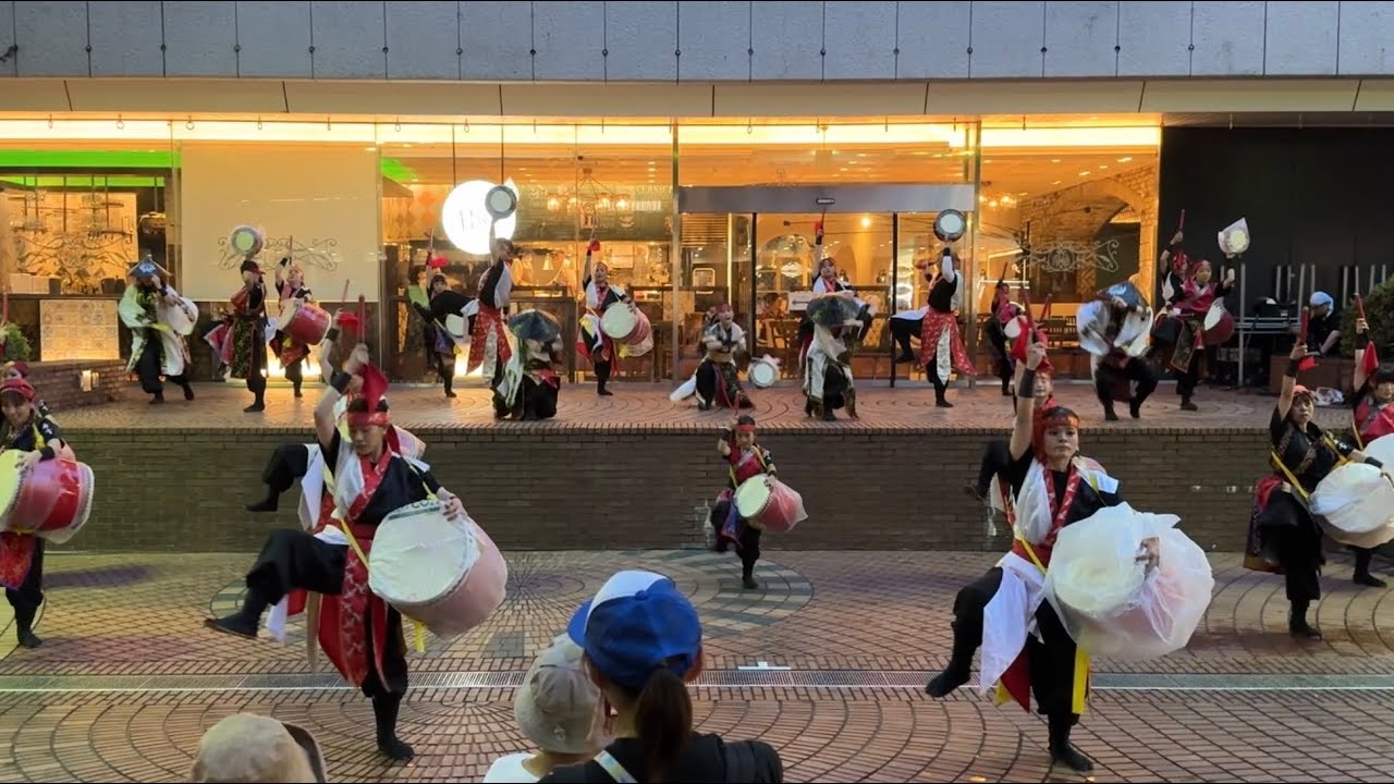 創作演武団 SUZAKU/創作太鼓童衆 希宝（18:40 新宿三井ビル）　第21回新宿エイサーまつり　2024年7月27日