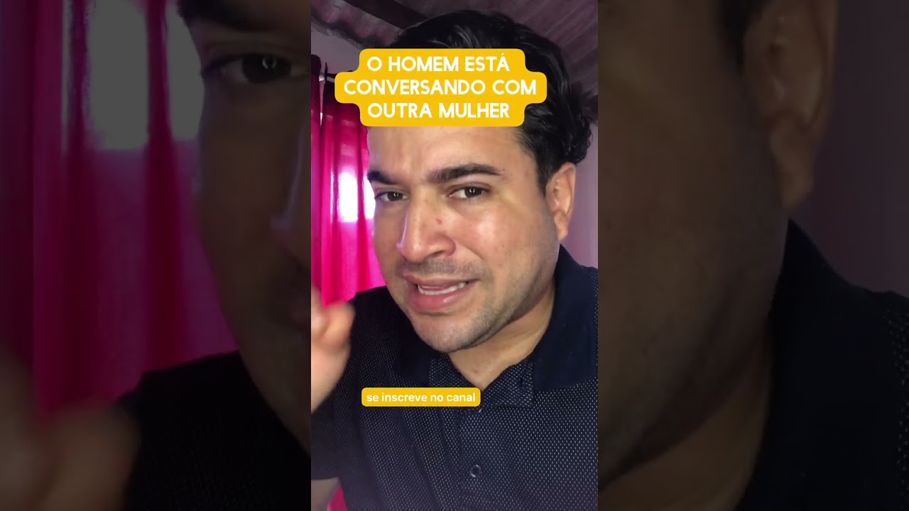 O homem está conversando com outra mulher 