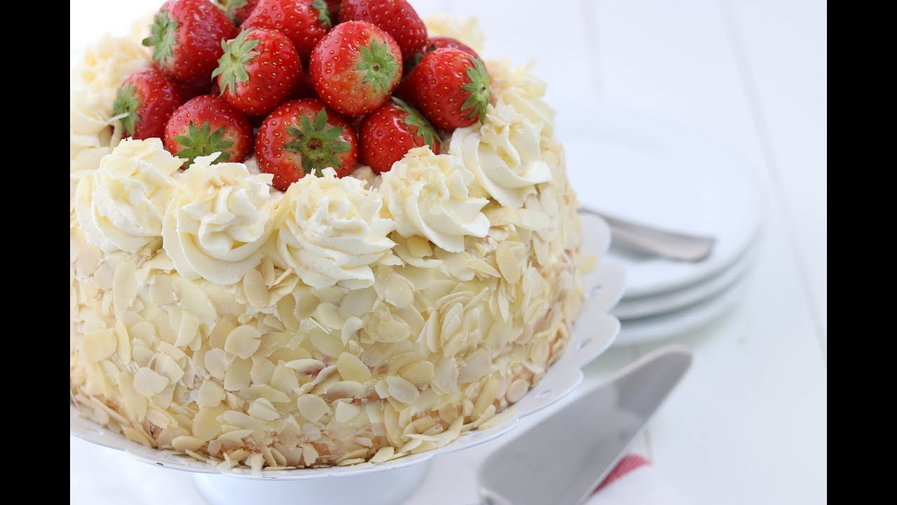 Strawberry Cake with Whipped Cream Frosting/Aardbeien Slagroomtaart