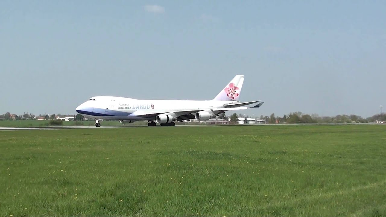 Boeing 747 landing  in LKPR rwy24