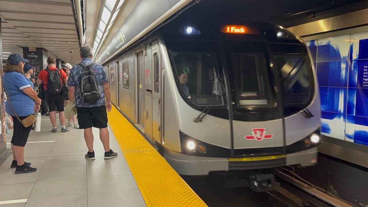 Поездка по линии 1 Yonge-University: TTC TR 5771&ndash;5776 от станции Union до York Mills