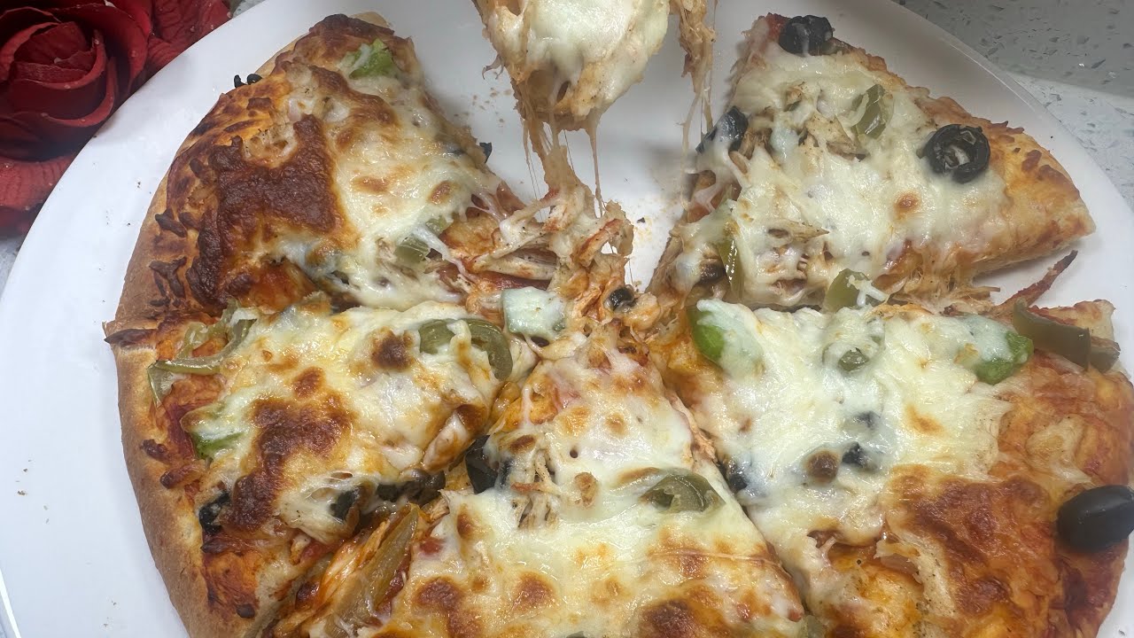 Iftar ka liya bhatreen and easy delicious 🤤 recipe chicken pizza you must try this 👩🏻‍🍳 