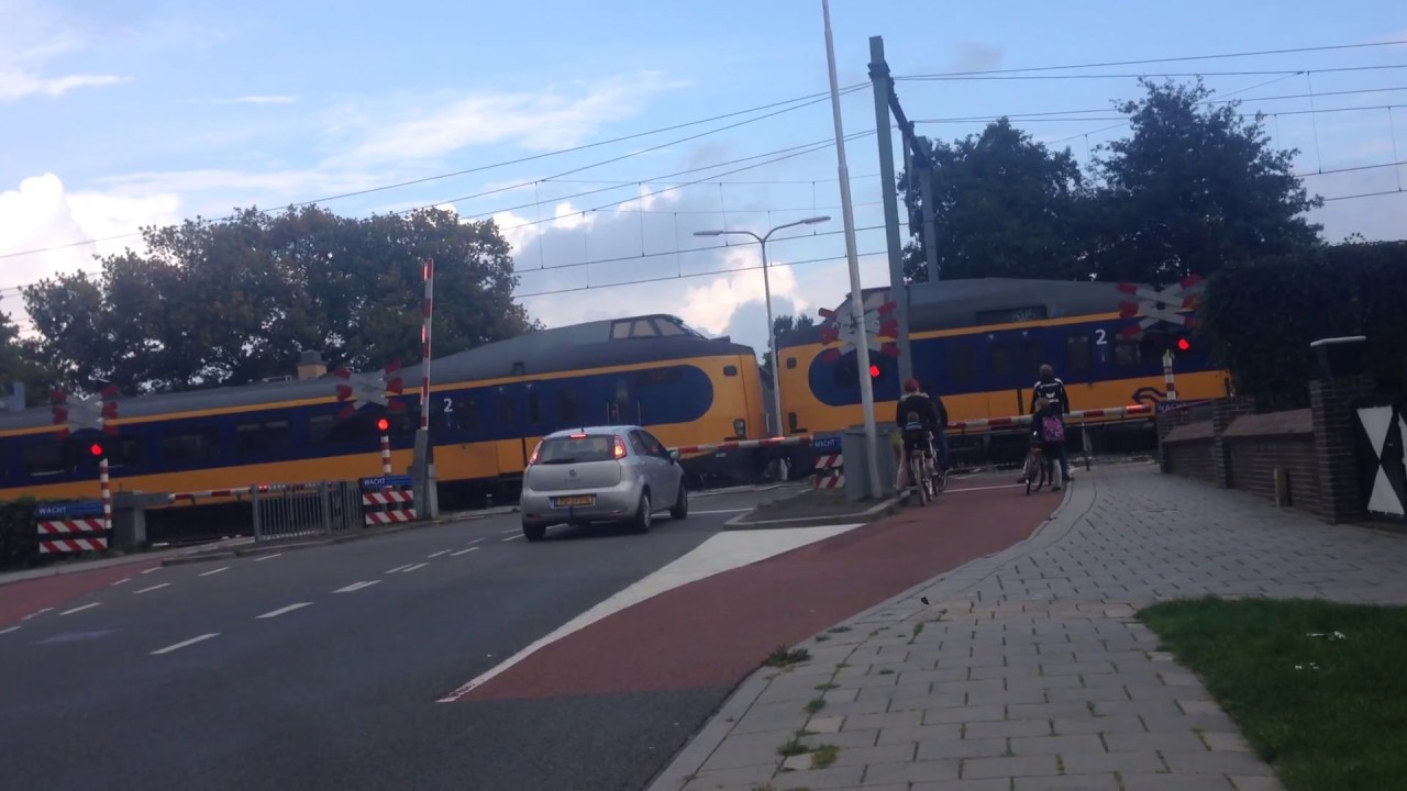 Spoorwegovergang Almelo de Riet // Dutch railroad crossing