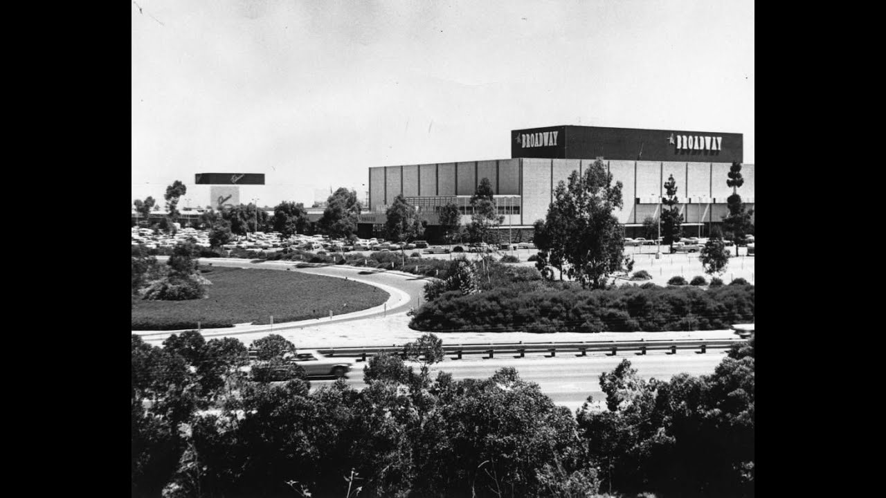 История торгового центра Anaheim Plaza в Анахайме, Калифорния.