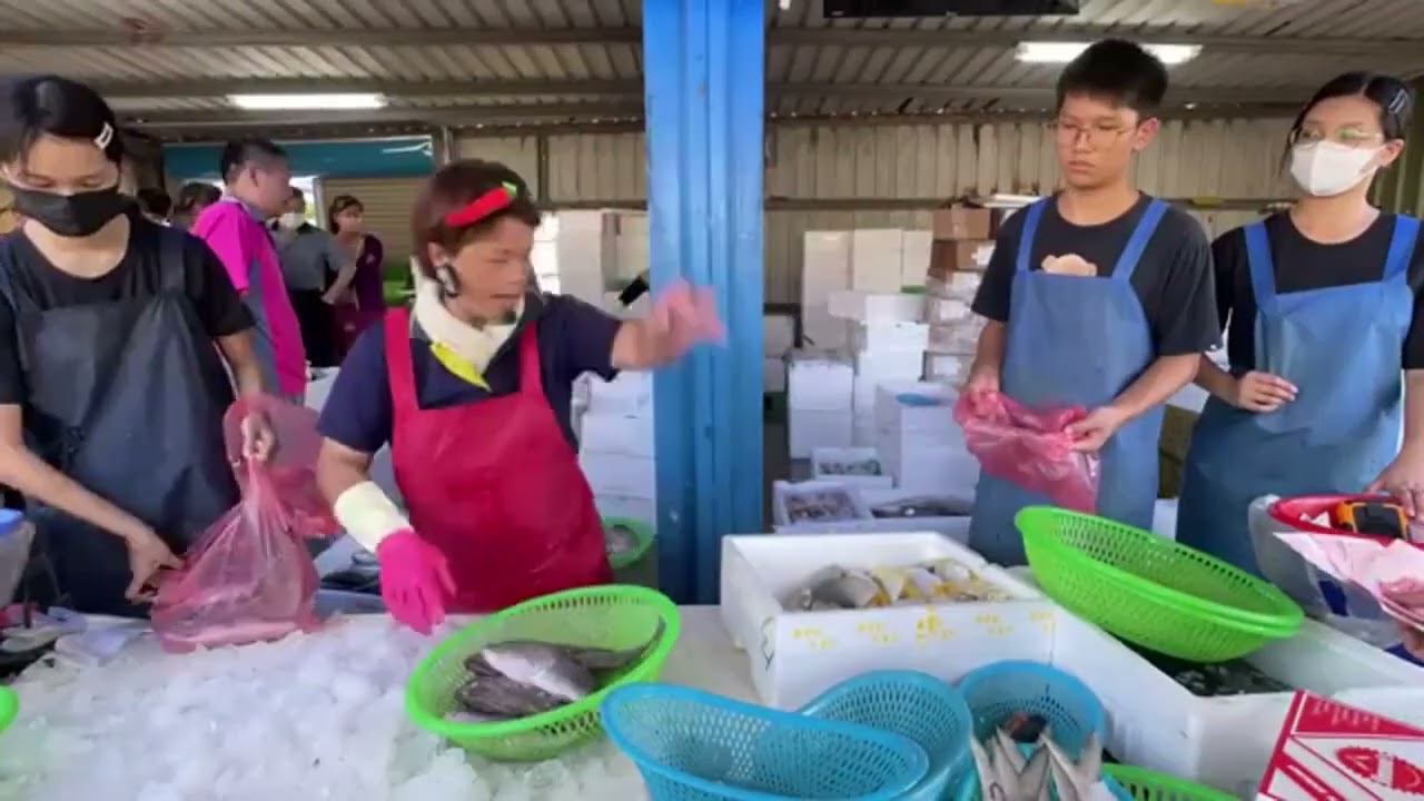 {銅盆魚}也就是打鐵婆.帶有滿滿膠質粉好吃  溪湖小辣椒🌶️海鮮叫賣🦞每星期六日在彰化縣溪湖鎮忠溪路386號往前100公尺