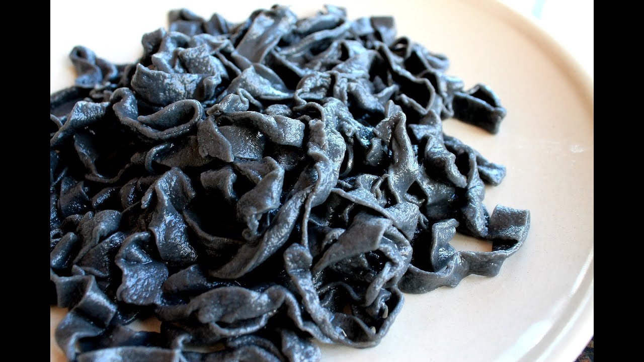 Pasta fresca negra casera (al nero di sepia) / Homemade black pasta