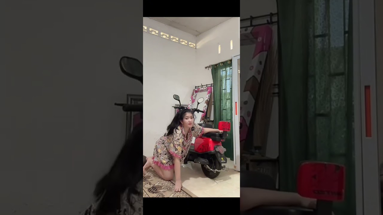 Aulia Fahma Lubis bingung gimana matiin alaram motor 😅😍😍