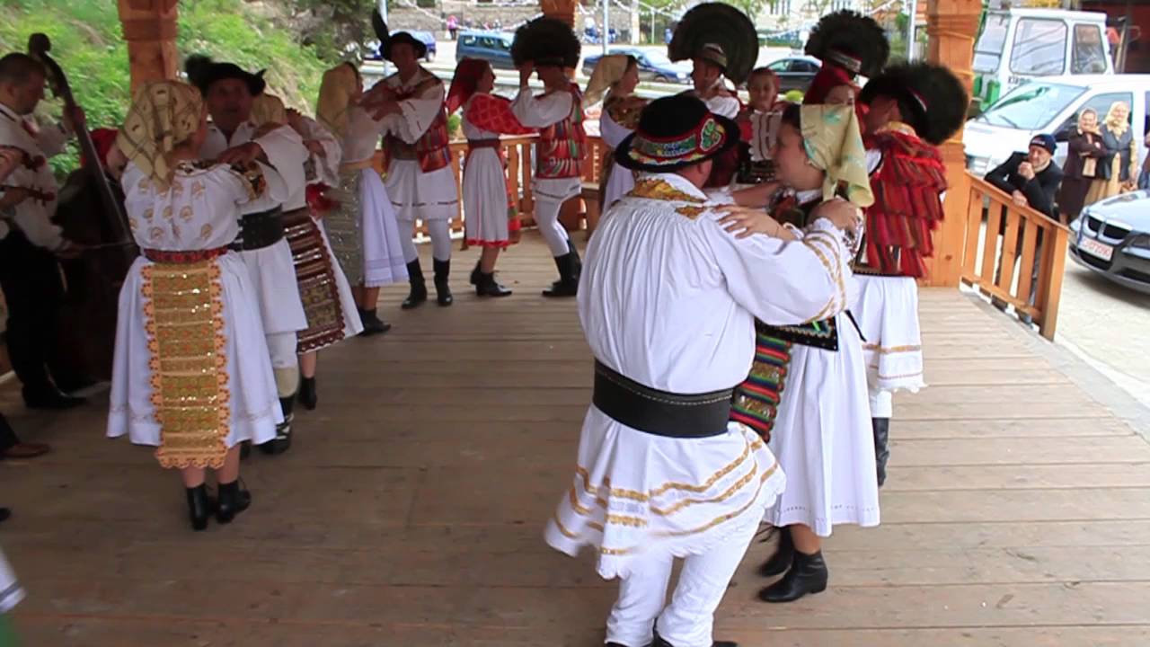 Pintenii - Joc traditional din Runc