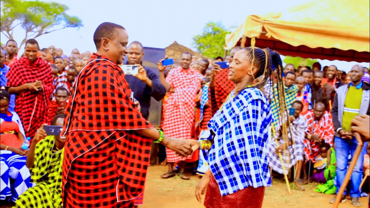 kwaya ya Furahini Olekayanga wafanya yao mbele ya mkuu wa mkoa wa Manyara natimu yake.