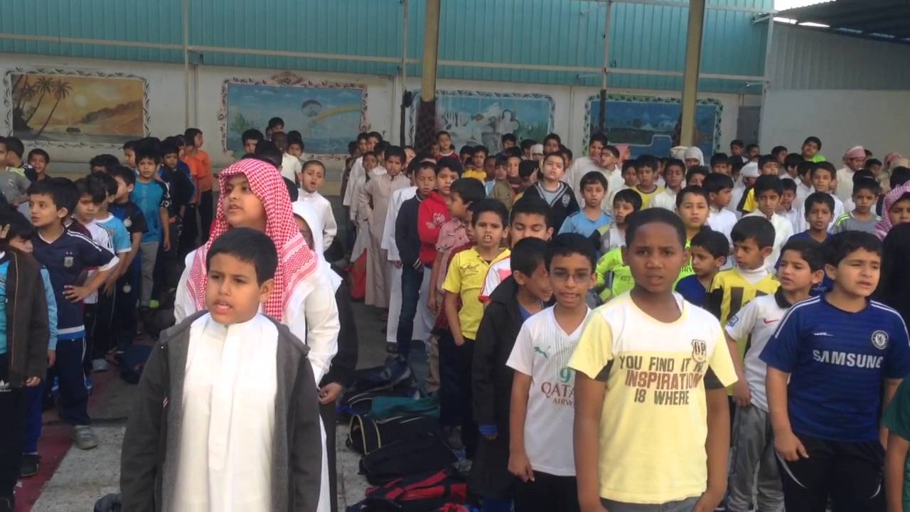 طلاب ابتدائية بدر بالحوية يؤدون النشيد الوطني ١٤٣٧هـ