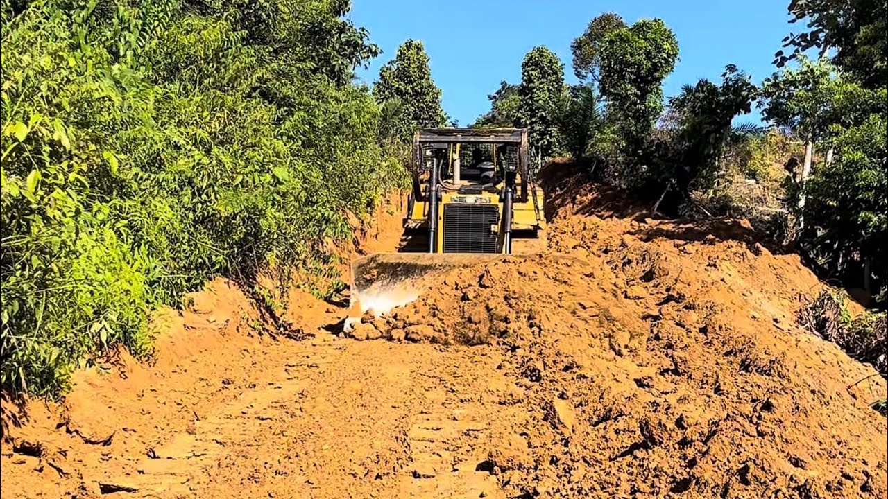 The Amazing Power of the CAT D6R XL Bulldozer Carves Mountains in America !