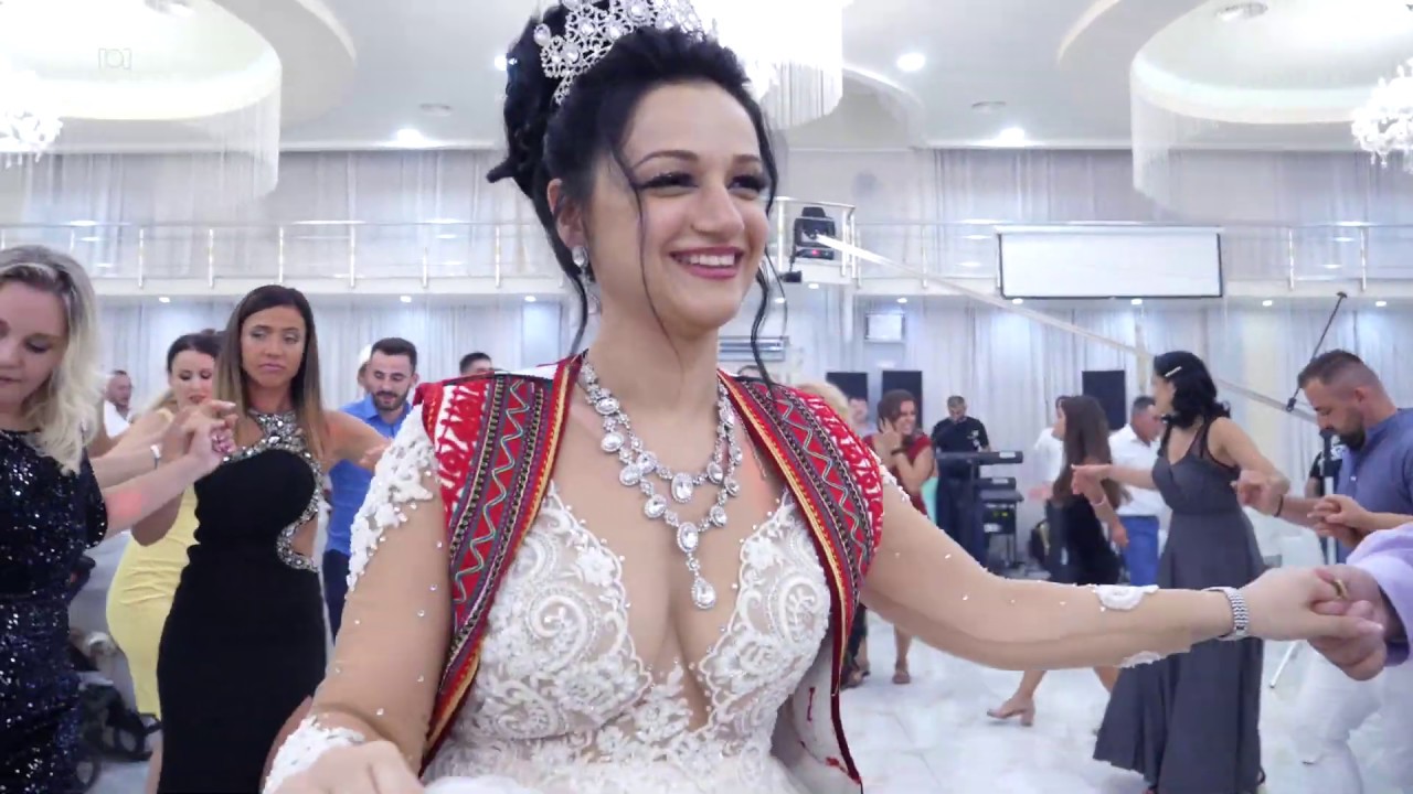 Dasmoret surprizojne ciftin, me veshje popullore mirditore (Andy & Virxhinia)