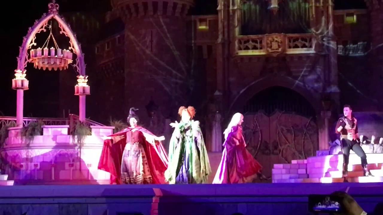 Шоу «Hocus Pocus Villain Spelltacular 2016» от Mickey's Not So Scary Halloween Party в Magic King...