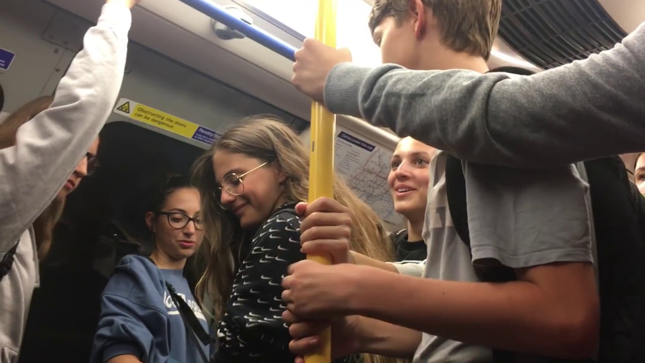 Crowded London Underground Metro Train during Rush Hour ( भीड़ ट्रेन) (قطار مزدحم)